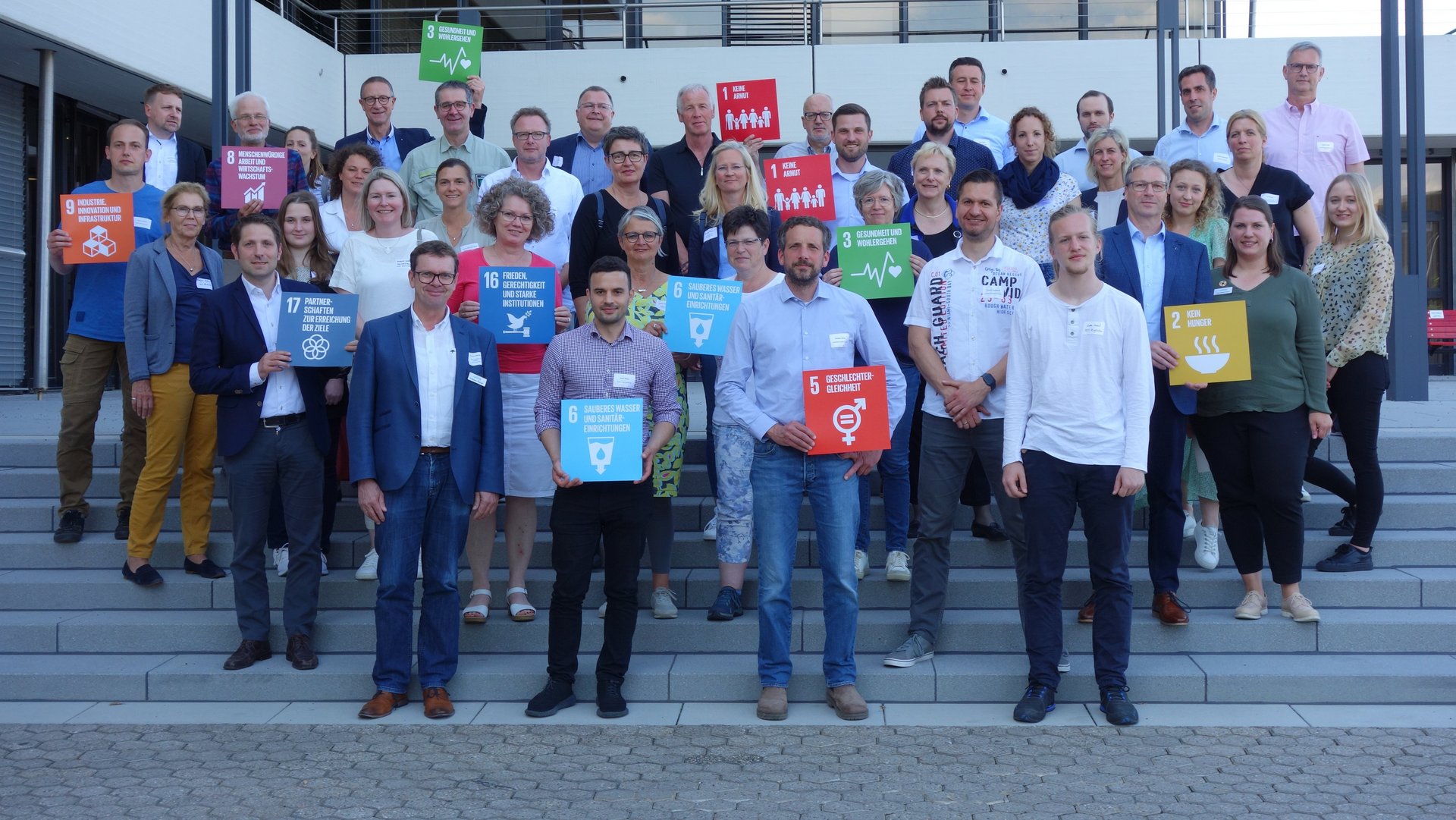 Steuerungsgruppe zur Nachhaltigkeitsstrategie mit Vertreterinnen und Vertretern aus Verwaltung, Politik, Wirtschaft, Wissenschaft und Zivilgesellschaft